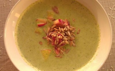 Broccolisuppe med topping af løg og æble krydret med citron-ingefær!