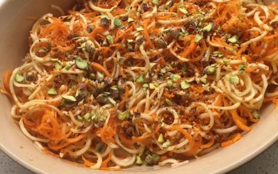 Rodfrugtnudler, her i salat med dukkah, en krydret nøddeblanding!