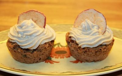 Hasselnøddemuffins med cremet æble-cashew-frosting!