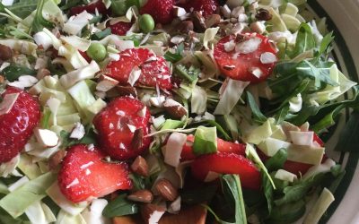 Salat med friske ærter og jordbær – vi tager forskud på sommeren!