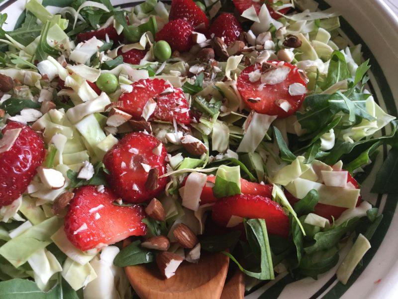 Salat med friske ærter og jordbær – vi tager forskud på sommeren!