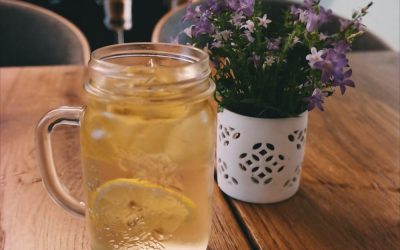 Fakta om hyldeblomster, opskrifter på hyldeblomstsaft og trifli med hyldeblomst!