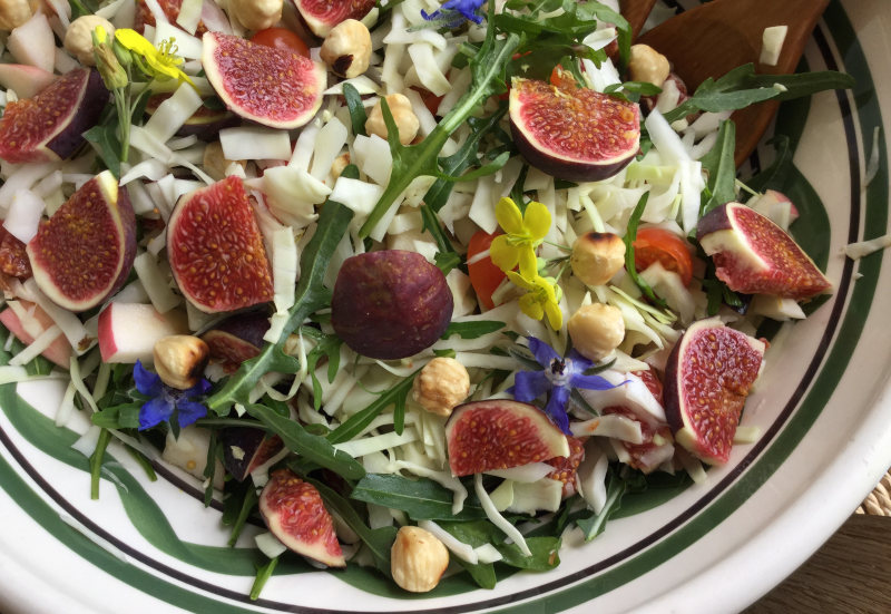 Salat med friske figner og blomster!