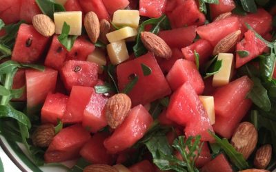 Salat med vandmelon, rucola, ost og saltmandler, kan laves laktosefri!