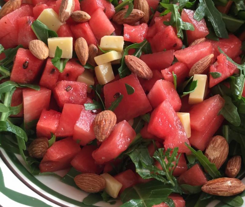 Salat med vandmelon, rucola, ost og saltmandler, kan laves laktosefri!