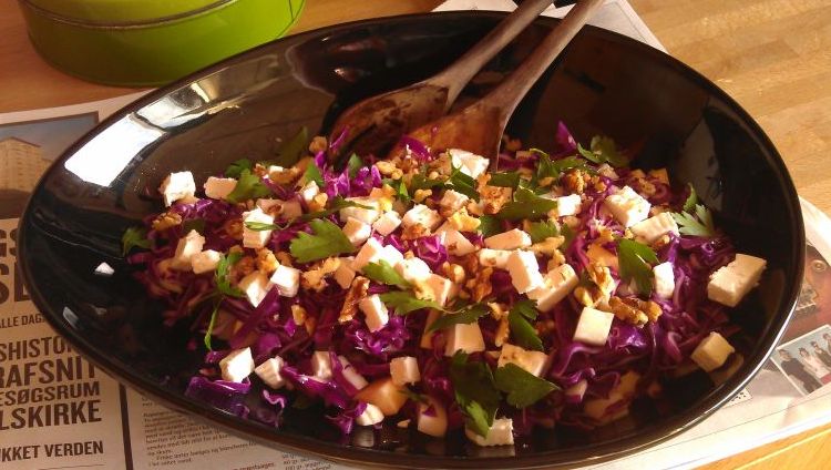 Pink salat på rød sommerkål – knasende lækkert!
