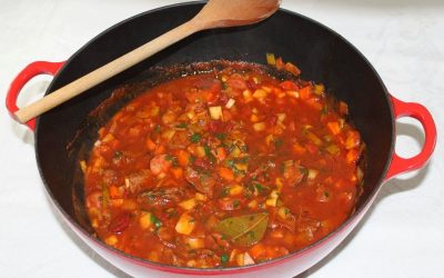 Gullash på oksekød og chorizo med fyldig rosenkålssalat!