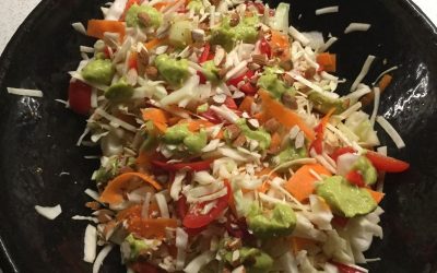 Kålsalat med dressing af avokado og mango!