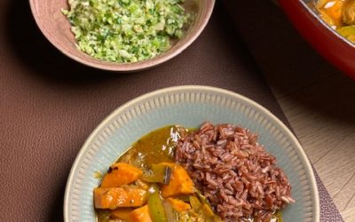 Curry med søde kartofler og råkost!