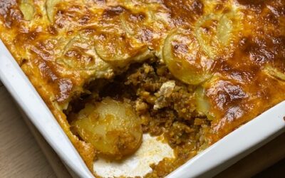 Kartoffelfad med hakket kød, masser af grønt og mascaponelåg.