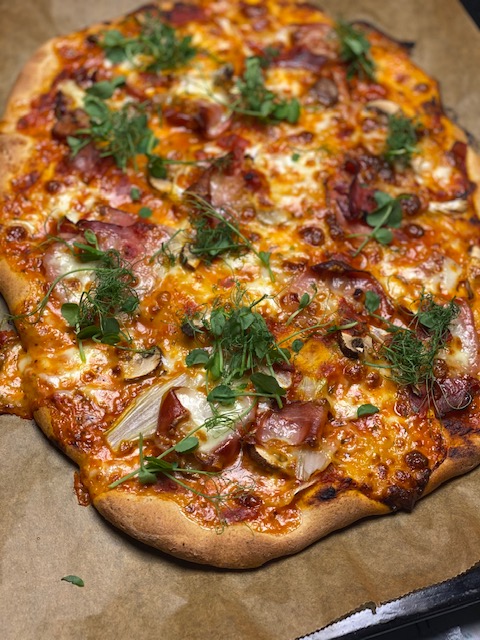 Hurtig pizza med skinke og mozarella!