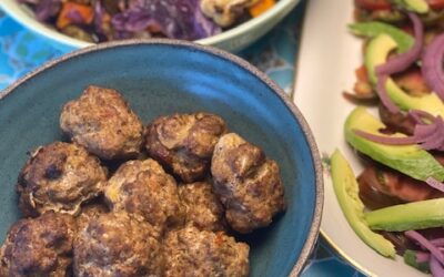 Ovnbagte kødboller og grøntsager med tomatsalat til!