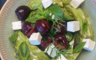 Salat med avocado, kirsebær, feta og mormordressing!
