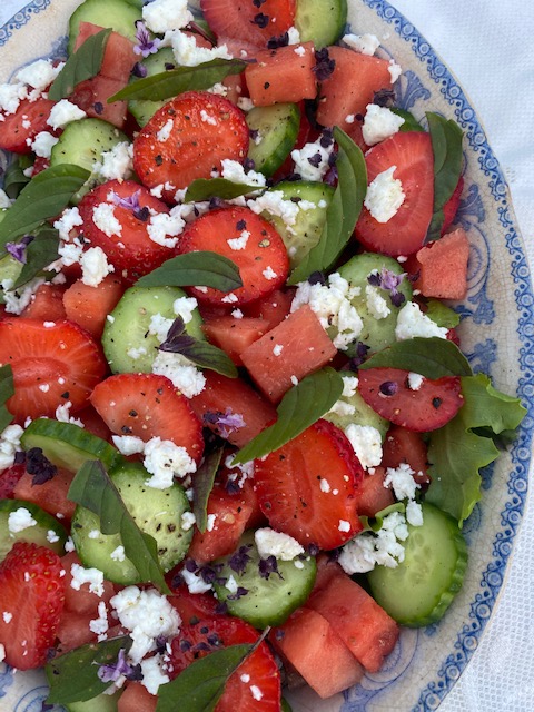 Smuk salat med jordbær, vandmelon og agurk!