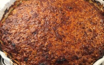 Farsbrød med masser af grønt, tomatsauce og ost på toppen!