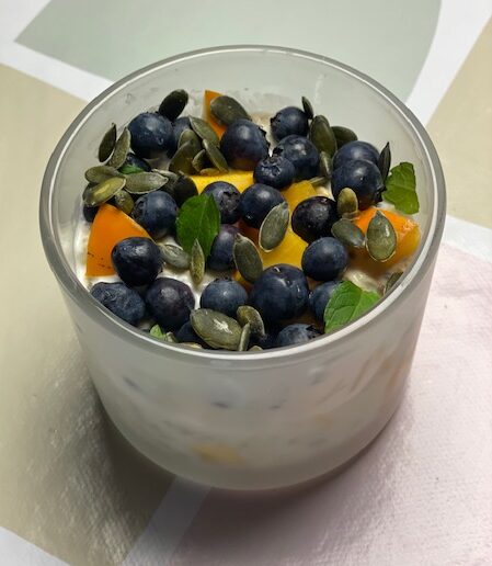 Køleskabsgrød med sharon og blåbær!