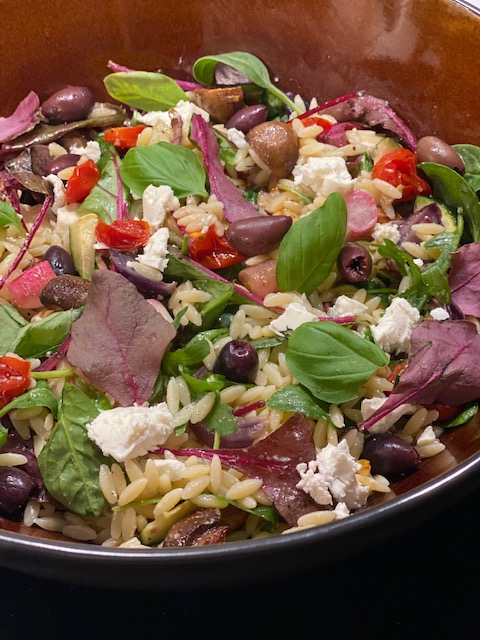 Lækker salat med en krydret grøntsags-mandel blanding og blød feta!