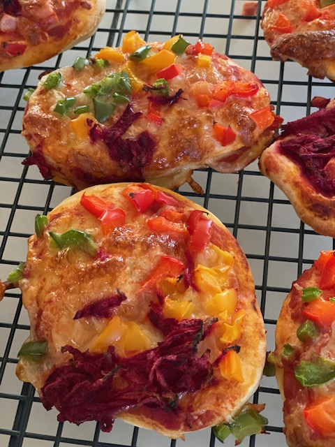Vi laver regnbue pizza – børn med i køkkenet!