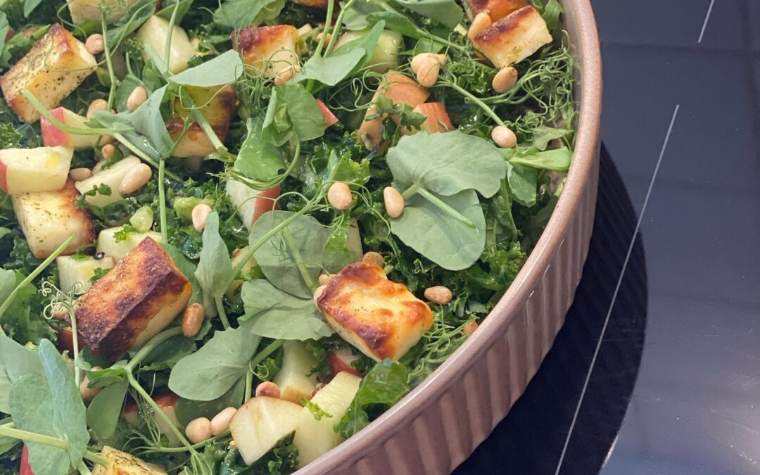 Grøn salat med quinoa og stegt halloumi!