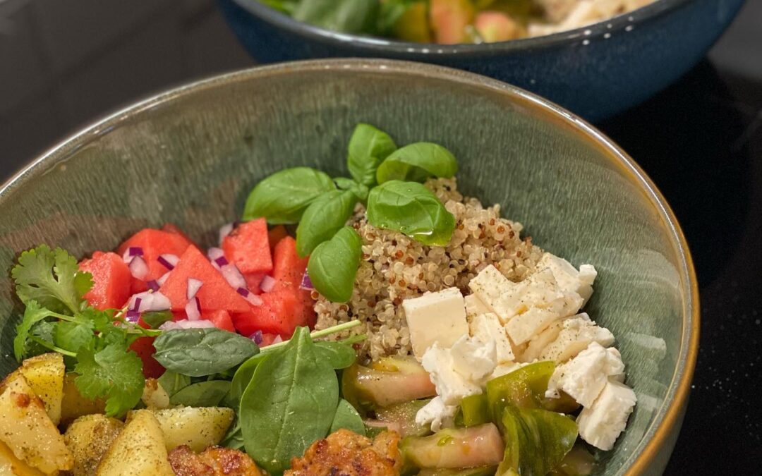 Quinoa bowl med kyllinge-kødboller og grønt!