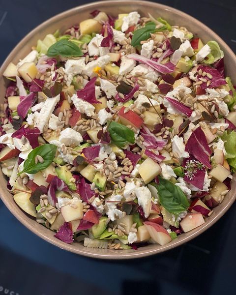 Skøn, sund rød og grøn salat med bl.a. radicchio salat, fersken, feta og solsikkekerner!