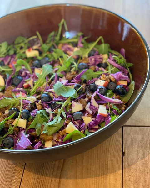 Antiinflammatorisk salat med rød spidskål, rucola, sprød protein og sundt fedt!