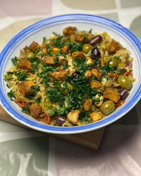 Krydret vinterkål med kylling eller tofu og quinoa.