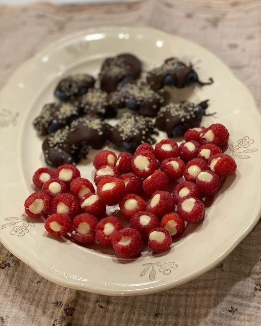 Hindbær med hvid chokolade og blåbær med mørk chokolade!
