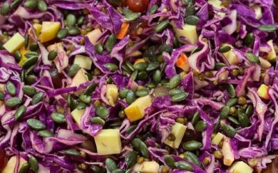Salat, antiinflammatorisk, fiberrig, proteinrig og med sundt fedt fra nødder, olivenolie og ost!