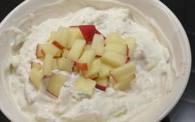 Raita, yoghurt med revet æble, agurk, hvidløg og lidt chili!
