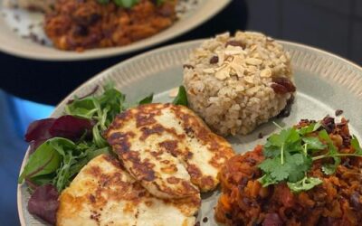 Chili sin carne, søde kartofler, ris pilaf og stegt halloumiost!